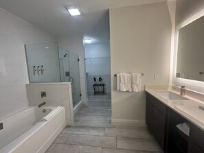Towels, soap, toilet paper - Close to Disney!  Charming 3-bedroom hotel with AC in Winter Garden. (Winter Garden)