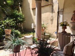 Terrace/patio - DUOMO, your private garden in TORRE: THE SFINGE OF THE SECRET GARDEN. (Firenze)