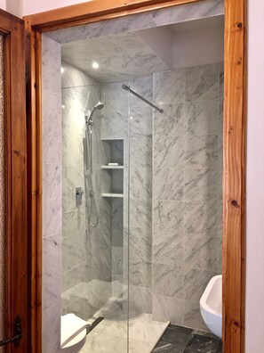Shower, hair dryer, towels, soap - DUOMO, your private garden in TORRE: THE SFINGE OF THE SECRET GARDEN. (Firenze)