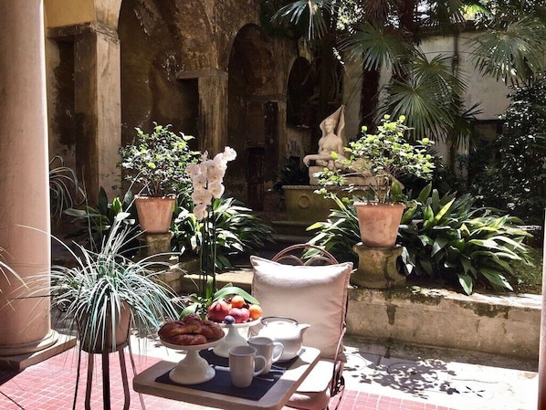 Outdoor dining - DUOMO, your private garden in TORRE: THE SFINGE OF THE SECRET GARDEN. (Firenze)
