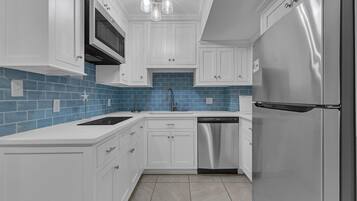 Coffee/tea maker, fridge, microwave, stovetop