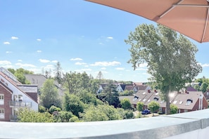 Ein Wohngebiet mit Häusern, Bäumen und blauem Himmel.