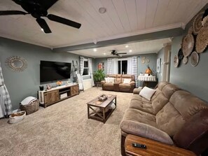 Télévision, cheminée, table de tennis de table, chaîne hi-fi