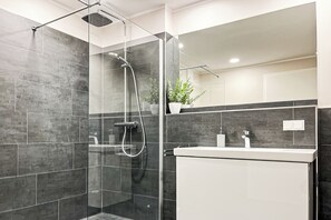 Shower, hair dryer, towels - Baltischer Hof apartment 30 (Ostseebad Boltenhagen)