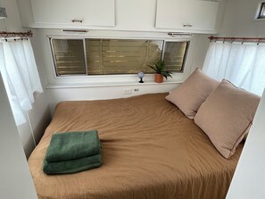 1 bedroom, WiFi, bed sheets - Cozy 1-bedroom vintage travel trailer in serene Mesa/gilbert area with AC (Mesa)