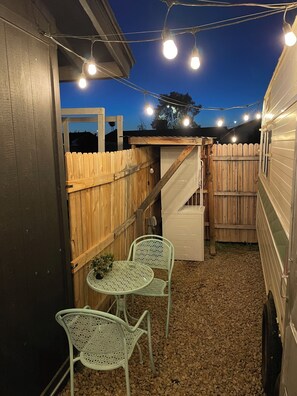 Outdoor dining - Cozy 1-bedroom vintage travel trailer in serene Mesa/gilbert area with AC (Mesa)