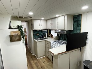 Private kitchen - Cozy 1-bedroom vintage travel trailer in serene Mesa/gilbert area with AC (Mesa)