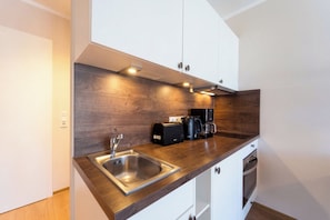 Wasserkocher mit Kaffee-/Teezubehör, Kühlschrank, Ofen, Herdplatte
