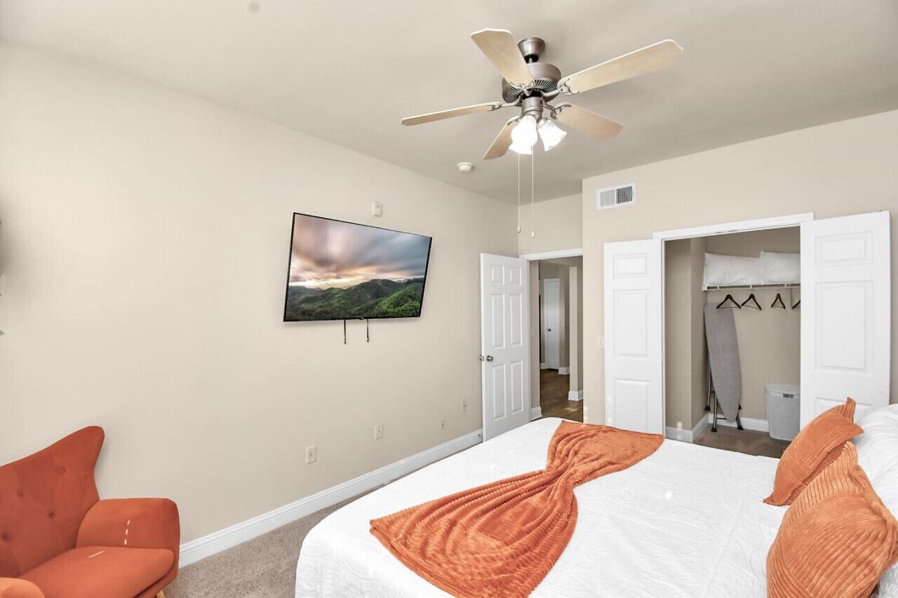 Desk, iron/ironing board, WiFi, bed sheets