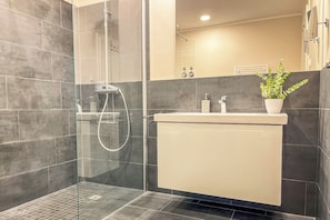 Shower, hair dryer, towels - Baltischer Hof apartment 56 (Ostseebad Boltenhagen)