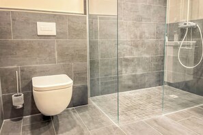 Suihku, hiustenkuivaaja, pyyhkeet