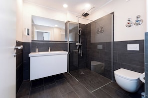 Een douche, een haardroger, handdoeken