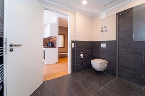Douche, sèche-cheveux, serviettes fournies
