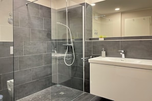 Shower, hair dryer, towels - Baltischer Hof apartment 35 (Ostseebad Boltenhagen)