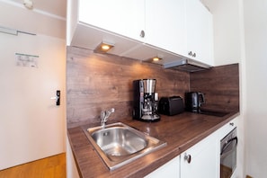Coffee/tea maker, fridge, oven, stovetop - Baltischer Hof apartment 69 (Ostseebad Boltenhagen)