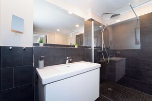 Shower, hair dryer, towels - Baltischer Hof apartment 69 (Ostseebad Boltenhagen)