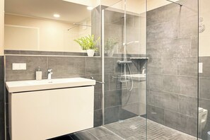 Shower, hair dryer, towels - Baltischer Hof apartment 31 (Ostseebad Boltenhagen)