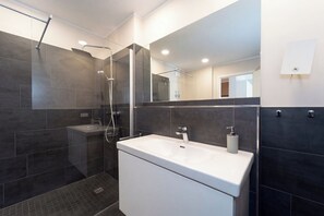 Douche, sèche-cheveux, serviettes fournies