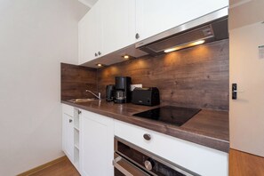 Wasserkocher mit Kaffee-/Teezubehör, Kühlschrank, Ofen, Herdplatte