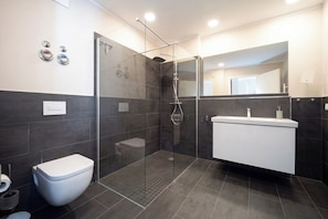 Shower, hair dryer, towels - Baltischer Hof apartment 06 (Ostseebad Boltenhagen)