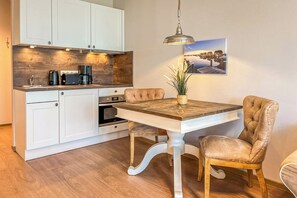 Fridge, oven, stovetop, coffee/tea maker