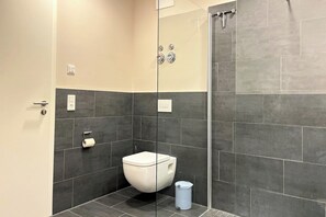 シャワー、ヘアドライヤー、タオル