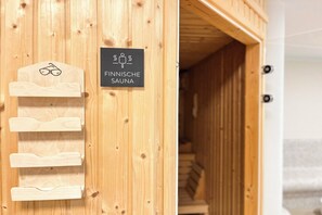 Eine Holzsauna mit einem Schild, das anzeigt, dass es sich um eine finnische Sauna handelt.