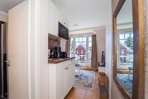 Wasserkocher mit Kaffee-/Teezubehör, Kühlschrank, Ofen, Herdplatte
