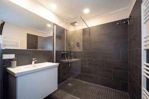 Shower, hair dryer, towels - Baltischer Hof apartment 60 (Ostseebad Boltenhagen)