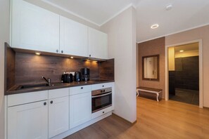 Wasserkocher mit Kaffee-/Teezubehör, Kühlschrank, Ofen, Herdplatte