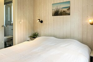 Travel crib, free WiFi