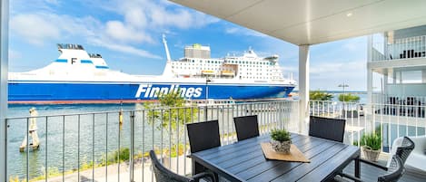 Een balkon met uitzicht op een cruiseschip in Finnafjörður.