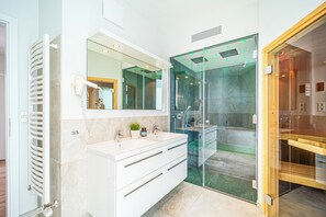 Shower, hair dryer - Promenade Villa 03 Apartment 06 (Lübeck-Travemünde)
