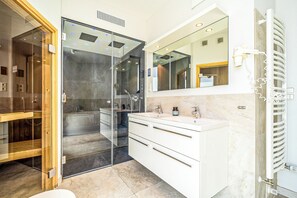 Shower, hair dryer, bidet - Promenade Villa 03 Apartment 04 (Lübeck-Travemünde)