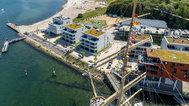 A coastal hotel with multiple buildings, a beach, and a pier. - Promenade Villa 03 Apartment 04 (Lübeck-Travemünde)