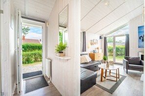 Een televisie, een open haard en een stereo