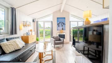 Fernseher, Kamin, Stereoanlage