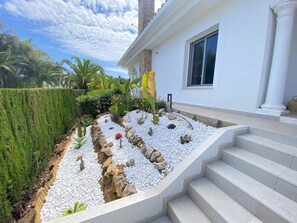 Property grounds - Stylish villa in excellent location near Marbella (Marbella)