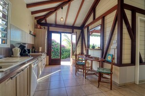 Fridge, microwave, oven, dishwasher - Villa for 6 - Terraces and pool - Anse d'Arlet (Les Anses-d'Arlet)