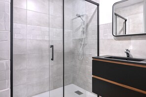 Een douche, een haardroger, handdoeken