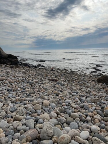 Simple, Clean & Close to the Shore – Narragansett's Ocean Breeze Getaway