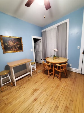 Dining - Cozy 2-bedroom apartment in Pilsen Chicago (Chicago)