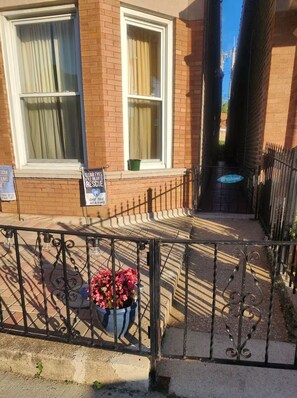 Property grounds - Cozy 2-bedroom apartment in Pilsen Chicago (Chicago)
