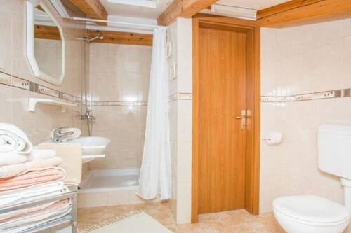 Apartment (Two Bedroom Apartment With Terrace (B) | Bathroom | Shower, towels