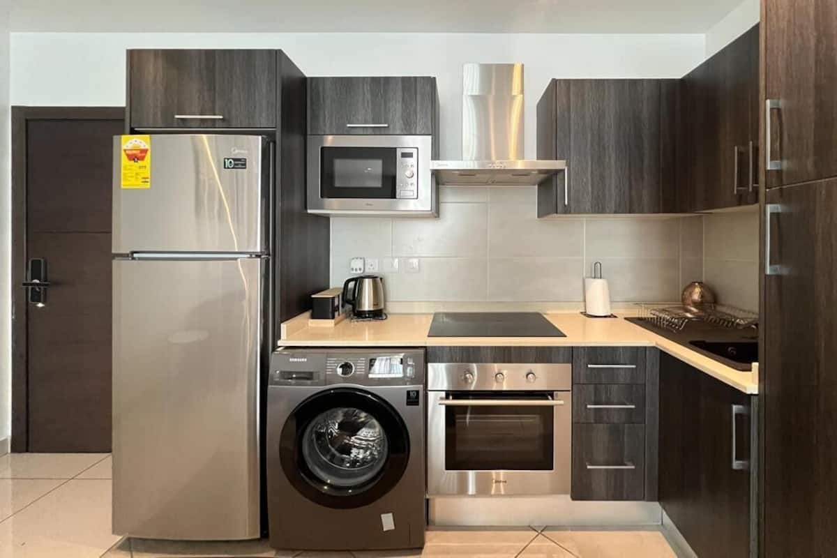 豪華公寓, 露台, 泳池景 | 私人廚房 | 大型雪櫃/冰箱、微波爐、焗爐、多士爐