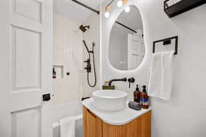 Shower, hair dryer, bidet, towels - SKOG & SNØ Stowe - Modern Scandi Ski Town Retreat (Stowe)