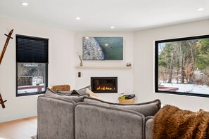 Fireplace, stereo - SKOG & SNØ Stowe - Modern Scandi Ski Town Retreat (Stowe)