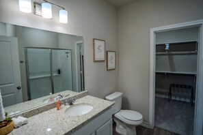 Shower, hair dryer, towels, soap - Serene 3-bedroom house with AC in charming Seguin (Seguin)
