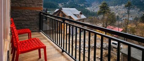 Superior Single Room, Balcony, Mountain View | Property grounds