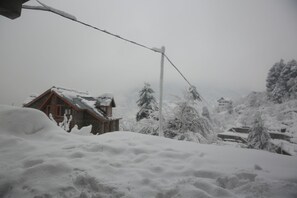 Deluxe Single Room, Mountain View | Property grounds